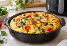 Tortilla francesa en air fryer con espinacas y tomate