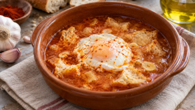 Sopa de ajo con pan y huevo servida en una cazuela de barro