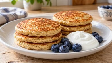 Tortitas de avena sin plátano con yogur natural y arándanos